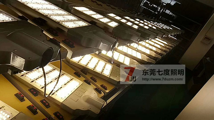 東莞好色先生APP官方正版下载链接照明模組式大功率led路燈頭批量老化