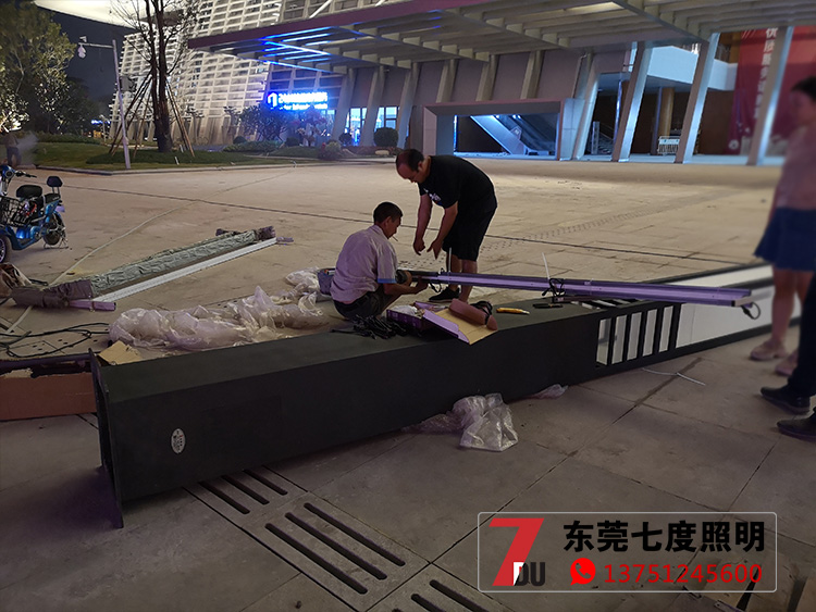 6米方形現代簡約LED好色先生网站入口柱現場安裝實拍圖片
