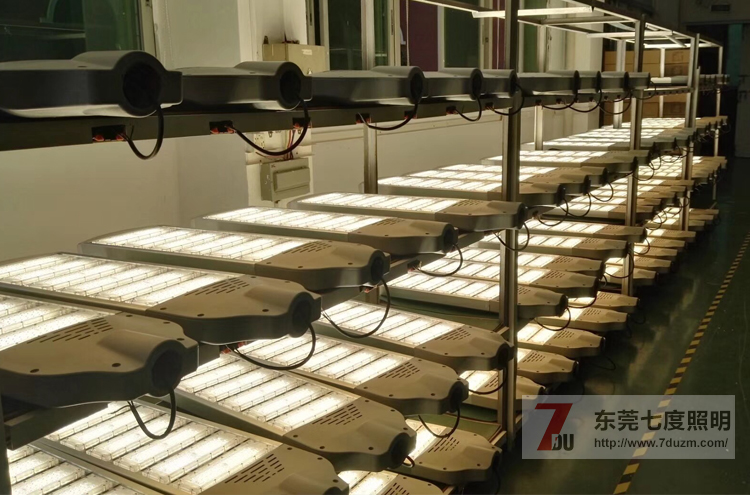 好色先生APP官方正版下载链接照明300W模組式大功率LED路燈頭老化實拍