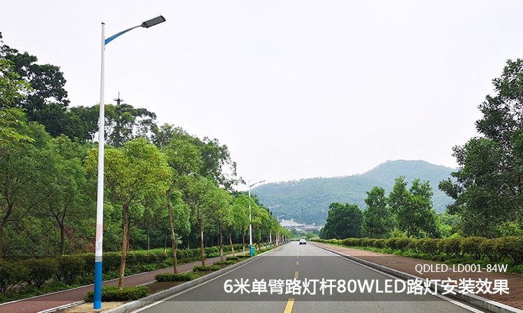 6米單臂好色先生下载观看上裝80WLED平板路燈頭安裝實景效果