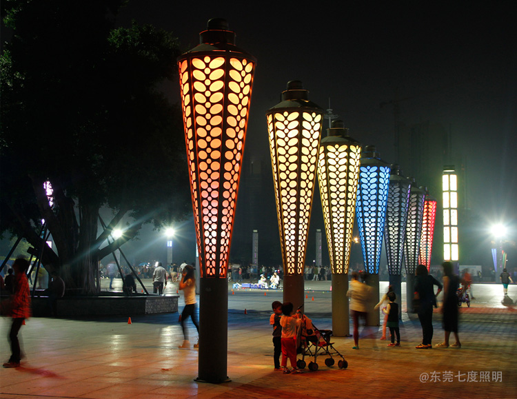 城市公園圓錐形立柱七彩LED好色先生网站入口夜間亮燈效果