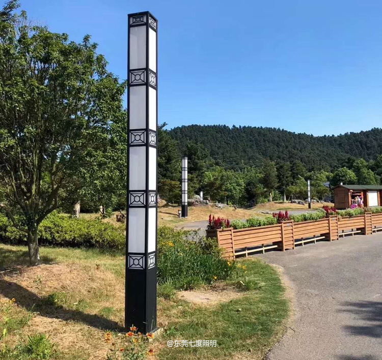 3.5米方柱形公園園林好色先生网站入口柱安裝效果實拍