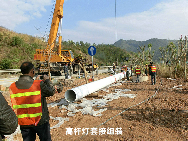 高速公路路口30米91好色先生APP燈杆套接安裝現場