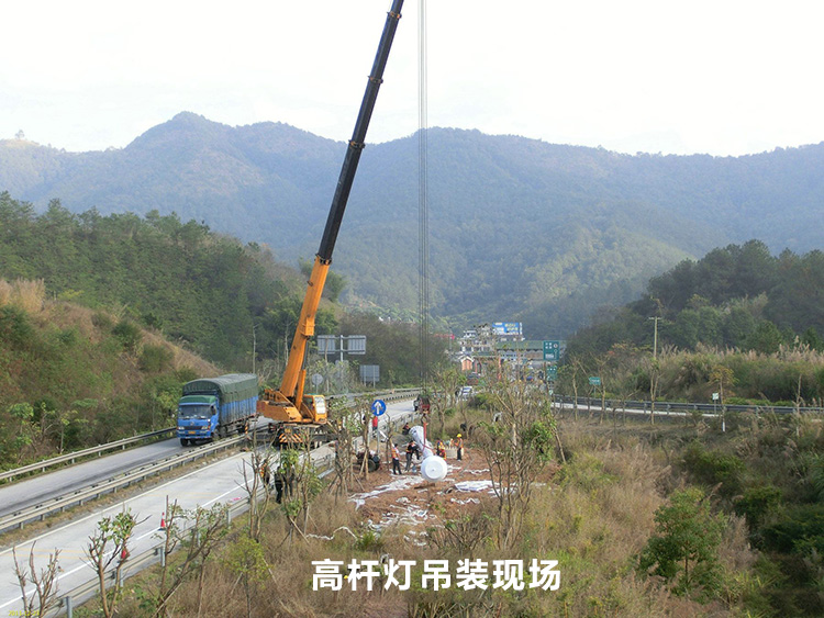 高速公路入口立交30米升降式91好色先生APP吊裝立杆現場